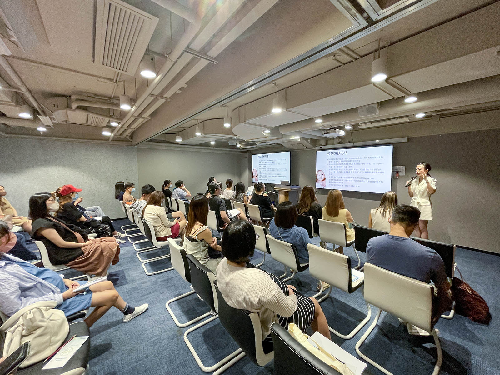 Mellissa Cheung presenting a nutrition talk to parents at MamaMe
