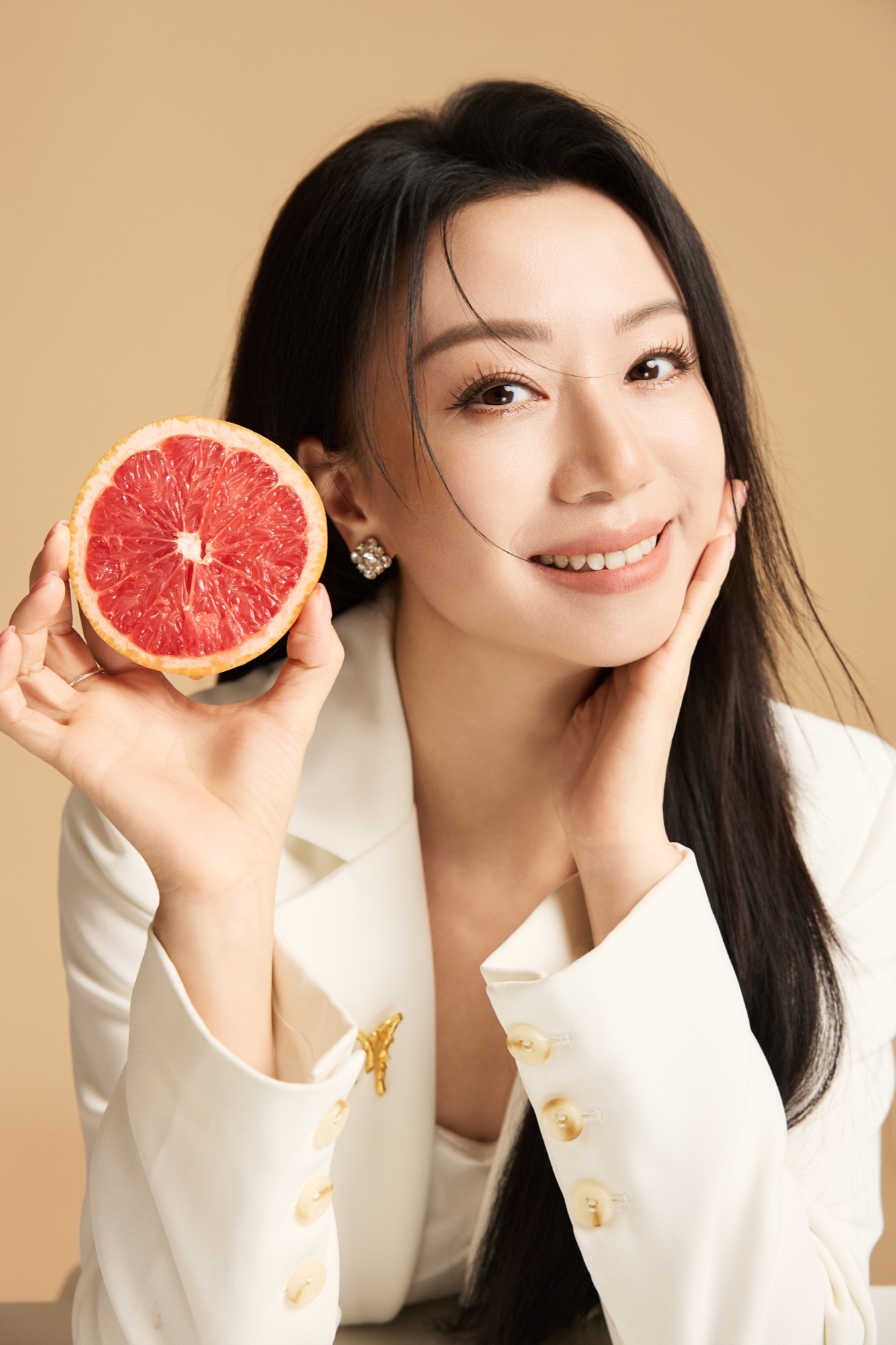 Mellissa Cheung, The Beauty Nutritionist, holding a halved grapefruit